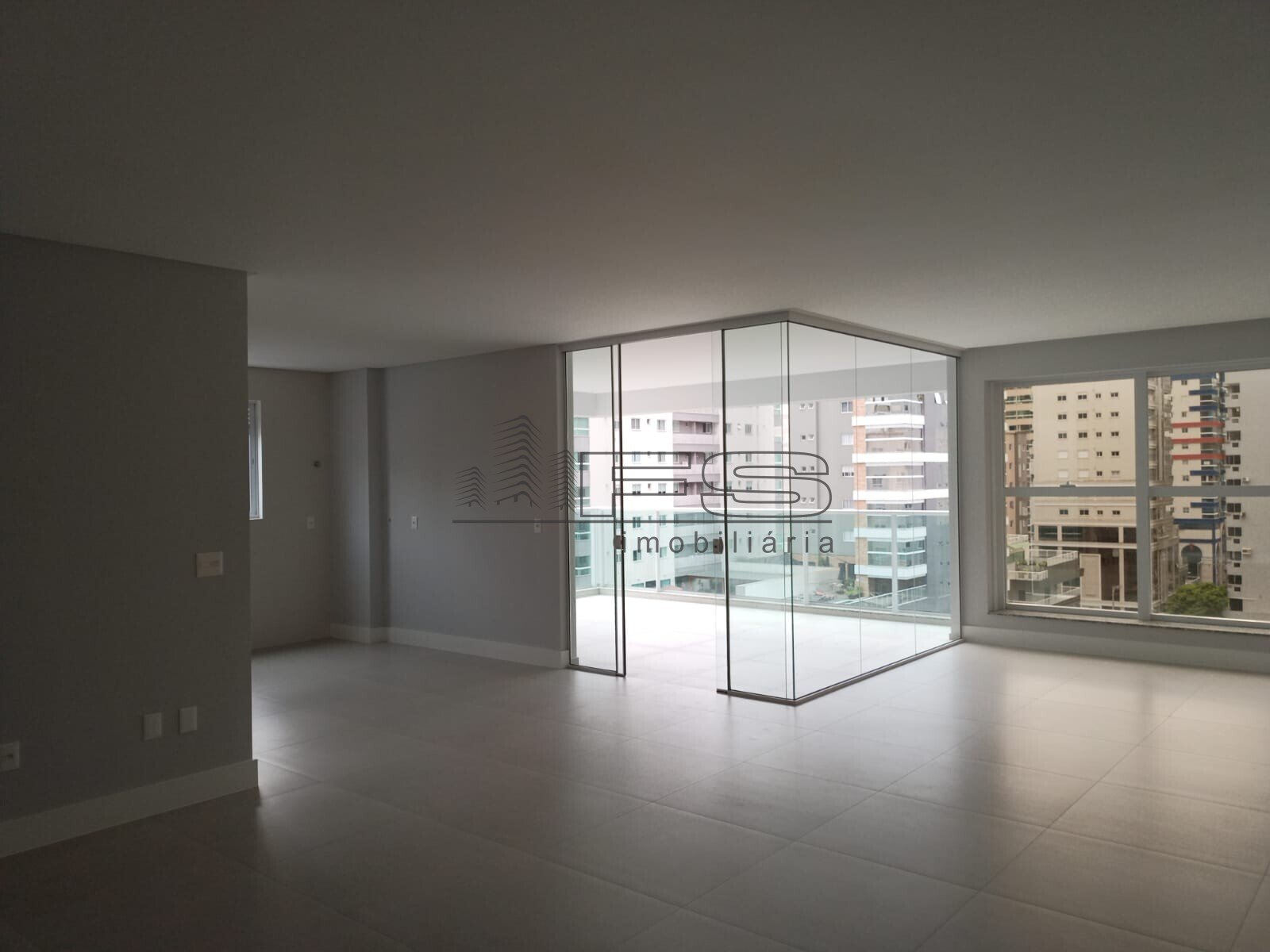 V10060 - El Elyon Residence, 3 suítes, Meia Praia, Itapema.