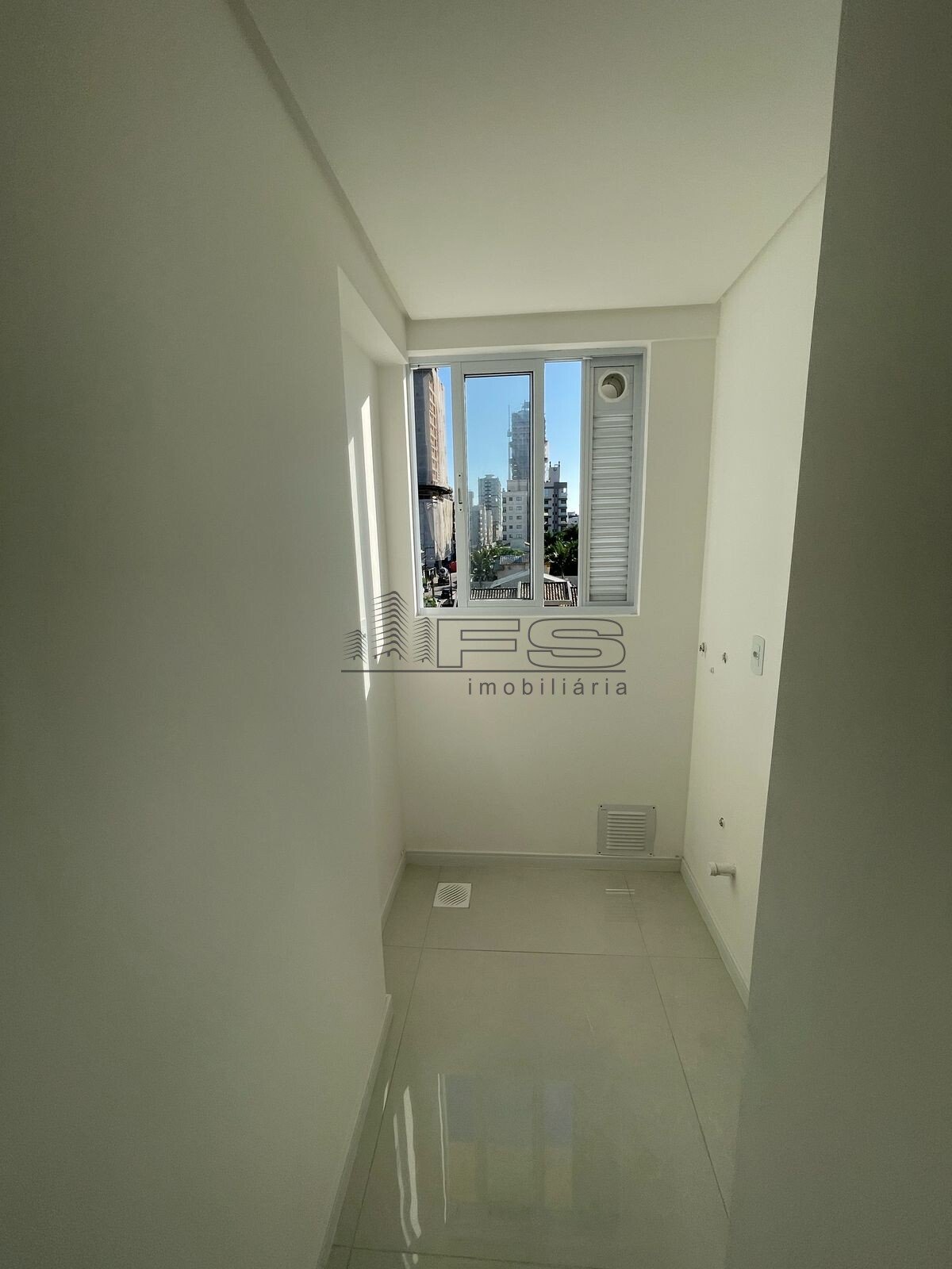 V4593 - Saint Germain, 2 suítes, Perequê, Porto Belo
