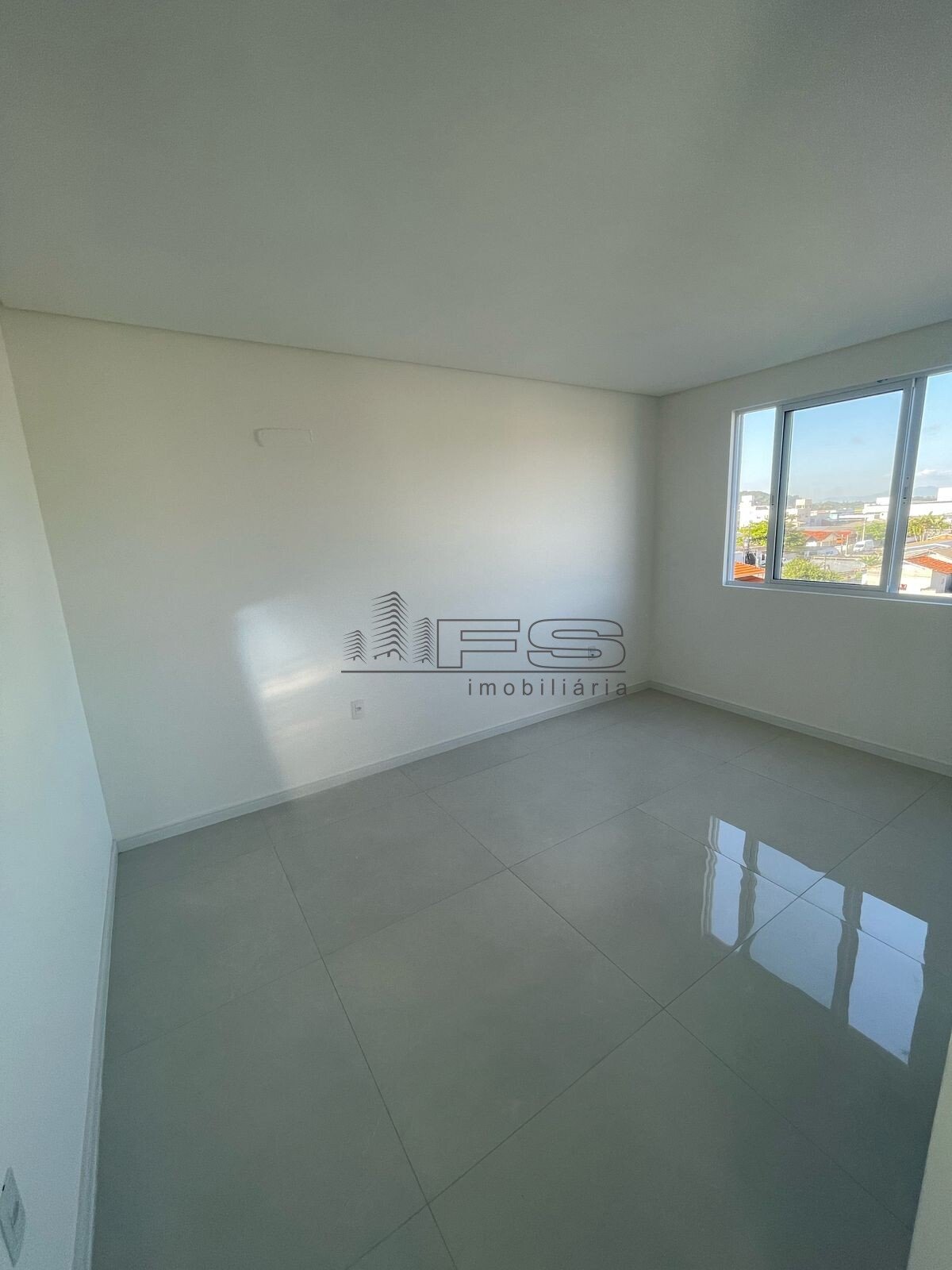 V4593 - Saint Germain, 2 suítes, Perequê, Porto Belo