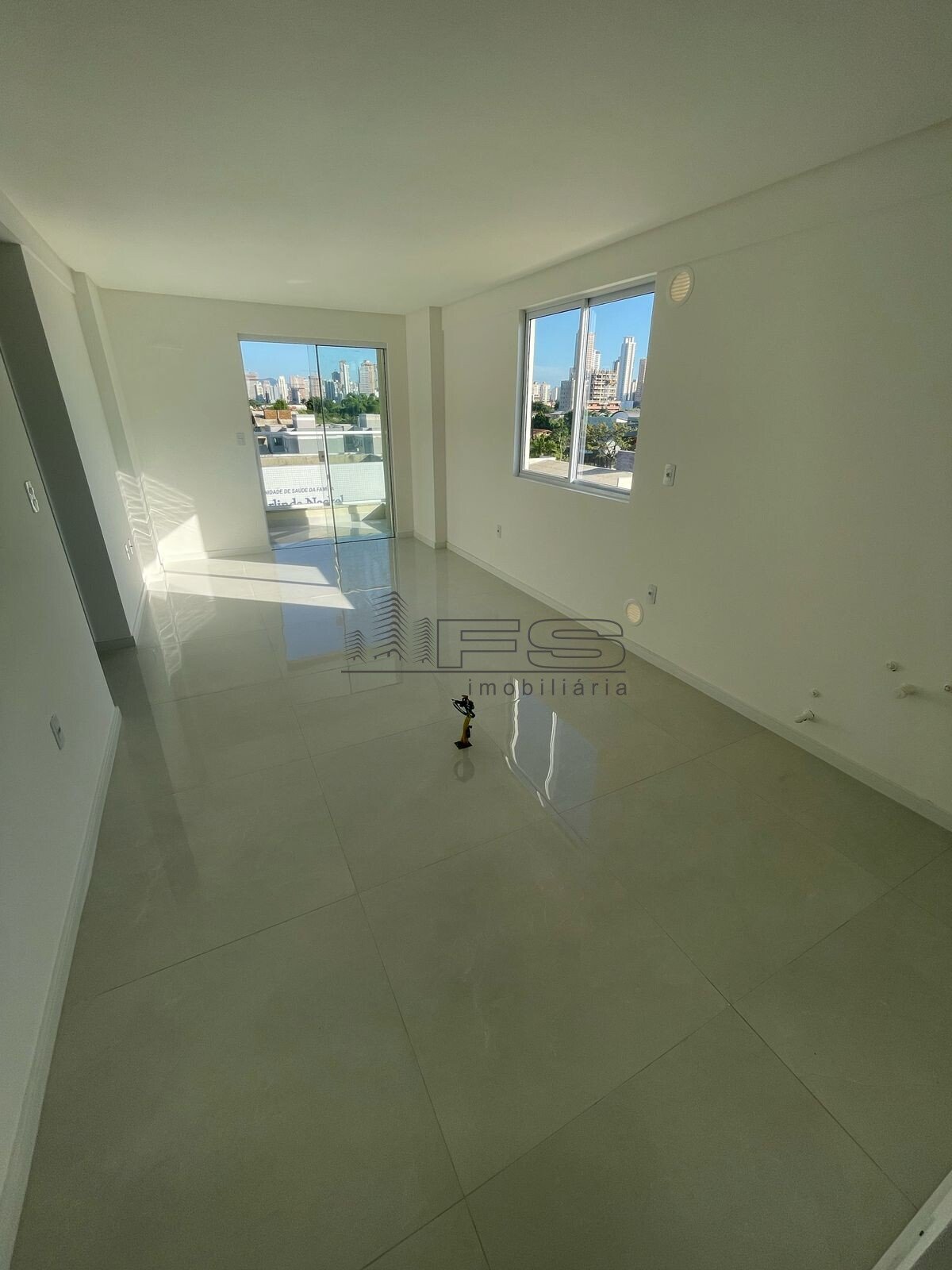 V4593 - Saint Germain, 2 suítes, Perequê, Porto Belo