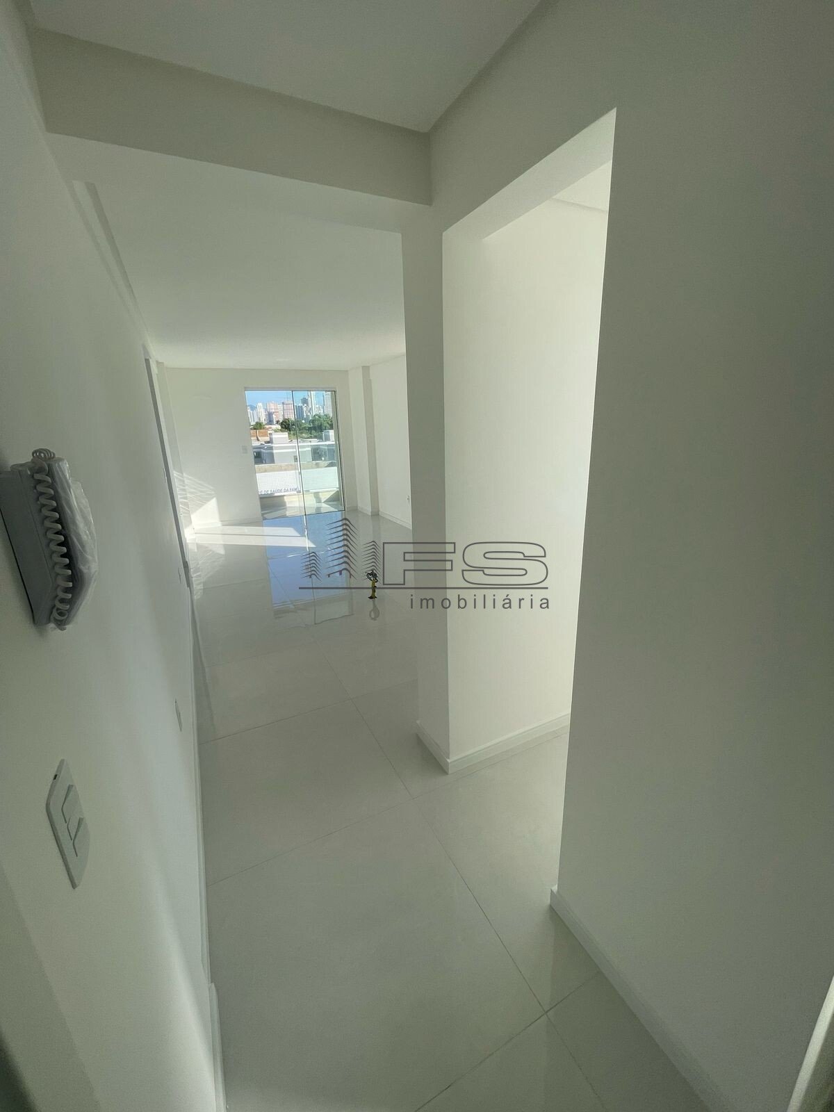 V4593 - Saint Germain, 2 suítes, Perequê, Porto Belo